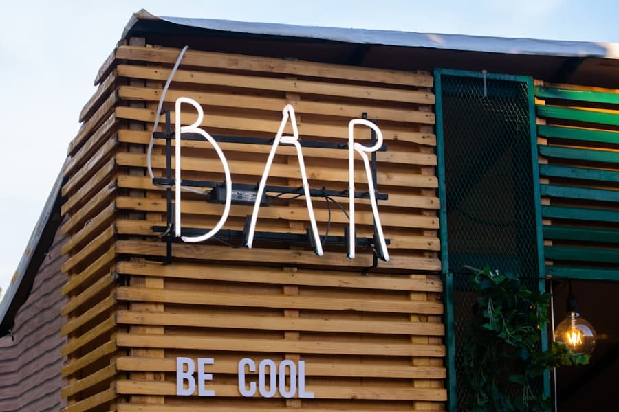 Photo DIY Pub-style Bar Woodworking Project